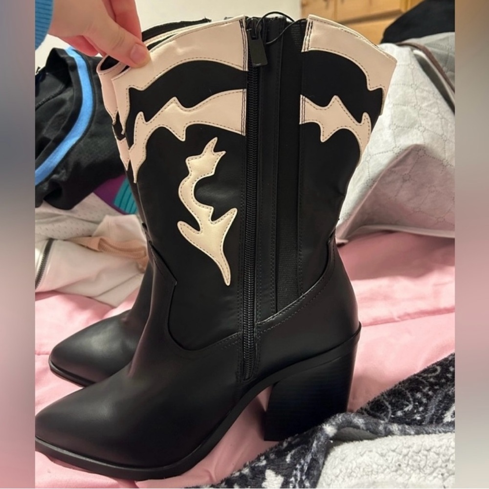 🚫SOLD🚫 Torrid Black and white Western Boots